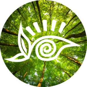 Natürliche Bewegung Logo mit Bäumen